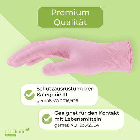Seitliche Ansicht eines Medi-Inn Nitril Pink Plus Einmalhandschuhs mit den Hinweisen: Premium Qualität, Schutzausrüstung der Kategorie III gemäß VO 2016/425, Geeignet für den Kontakt mit Lebensmitteln gemäß VO 1935/2004.