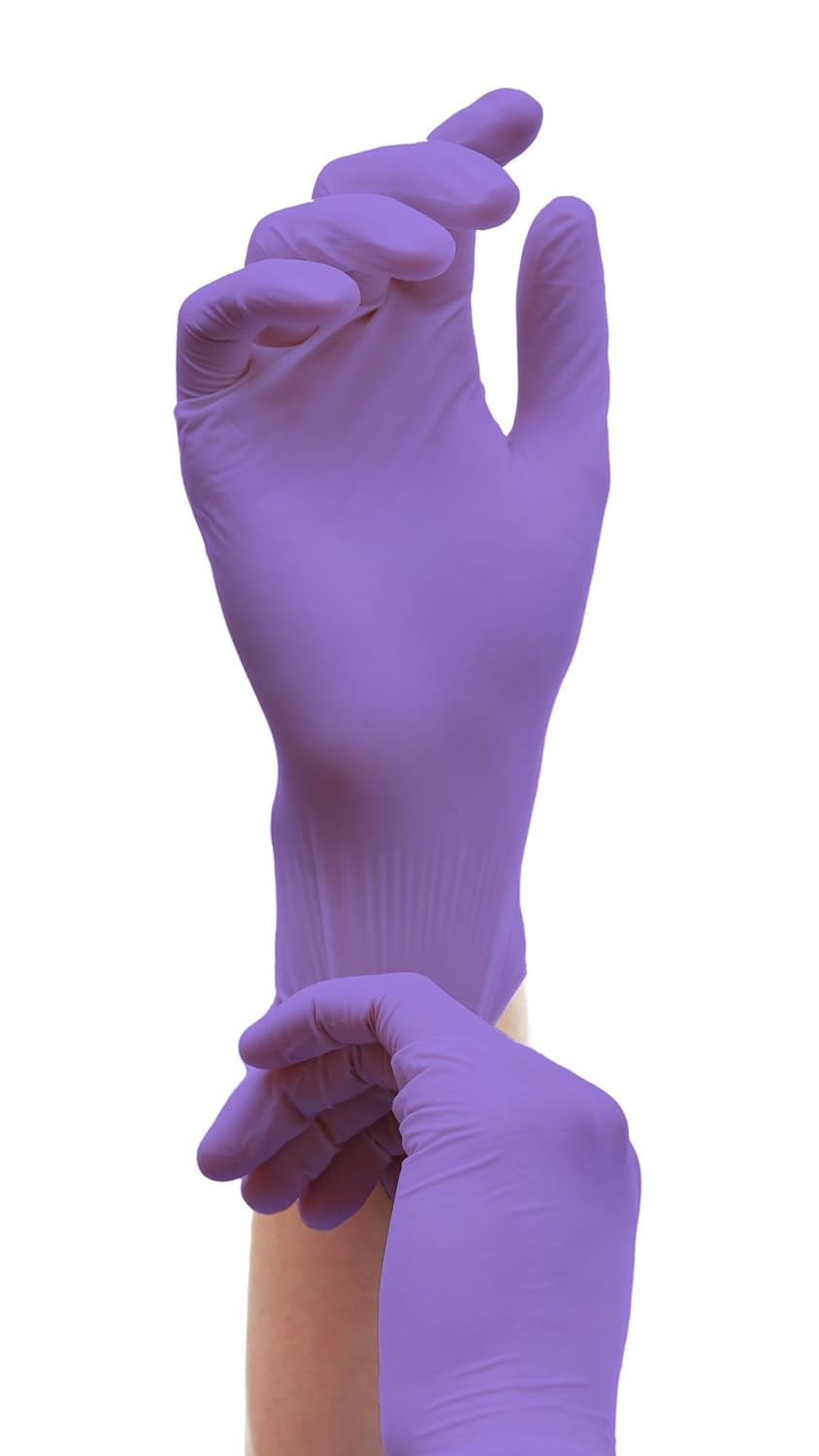 Lila Nitrilhandschuhe zum Einmalgebrauch, die auf einem weißen Hintergrund präsentiert werden. Die Handschuhe haben eine glatte Oberfläche und eine enganliegende Passform, die eine hohe Sensibilität und Flexibilität bieten. Die Verpackung ist nicht sichtbar, jedoch lassen die Handschuhe auf eine Größe von mittel bis groß schließen. Sie sind ideal für den Einsatz in medizinischen, hygienischen oder industriellen Anwendungen.
