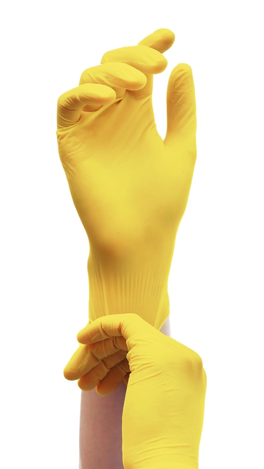 Ein Paar gelbe Nitril-Einmalhandschuhe liegt auf einem weißen Hintergrund. Die Handschuhe sind leicht gewellt und zeigen die Fingerabdrücke, wodurch ihre Flexibilität und Passform deutlich wird. An der oberen Kante sind die Handschuhe leicht gefaltet, während die Handfläche und Finger sichtbar sind. Der Glanz des Materials reflektiert das Licht, was auf die hohe Qualität der Handschuhe hinweist.