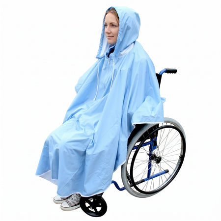 Medi-Inn Regencape für RollstuhlfahrerInnen in Hellblau mit Kapuze, getragen im Rollstuhl vor weißem Hintergrund.