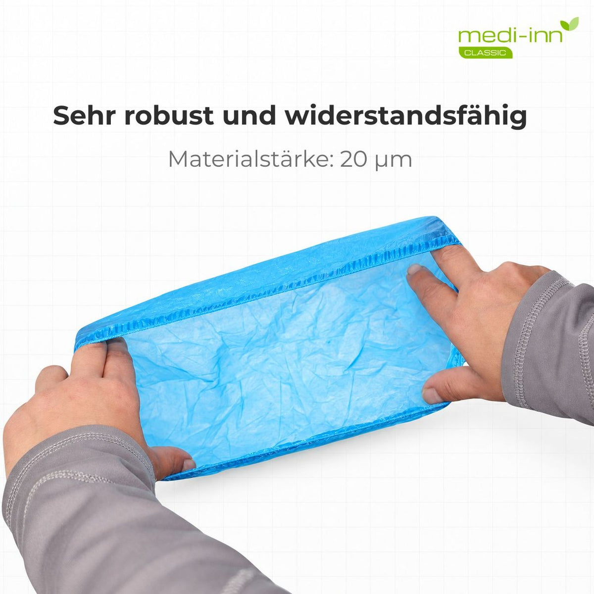 Hände dehnen blauen Einweg-Überschuh aus CPE-Material, Materialstärke 20 µm, sehr robust und widerstandsfähig