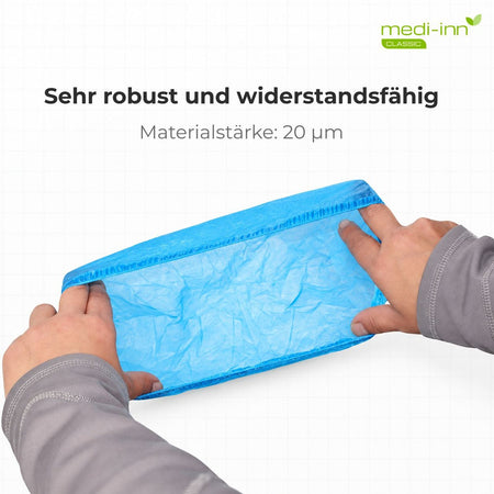 Hände dehnen blauen Einweg-Überschuh aus CPE-Material, Materialstärke 20 µm, sehr robust und widerstandsfähig