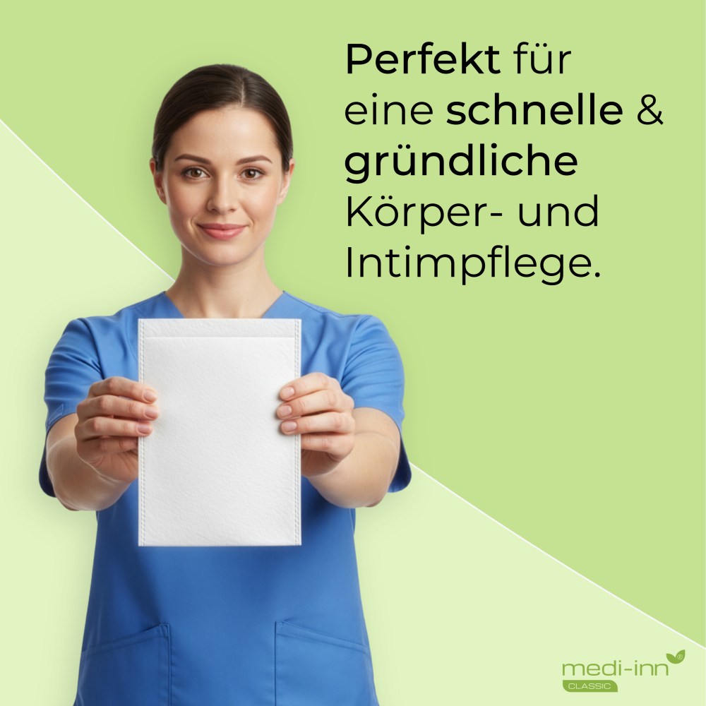 Anwendung der Molton Waschhandschuhe – Person in Pflegekleidung hält einen weißen Einmal-Waschhandschuh