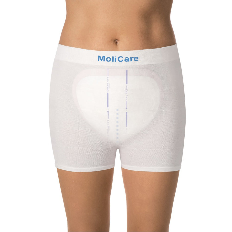 Auf dem Produktbild ist eine Packung von MoliCare Form Premium mit 6 Tropfen zu sehen. Die Packung ist überwiegend in Weiß und Türkis gehalten und zeigt das Logo von MoliCare prominent auf der Vorderseite. Rechts befindet sich eine klare Kennzeichnung der Absorptionsstärke "6 Tropfen". Zusätzlich sind verschiedene Grafiken abgebildet, die auf die Eigenschaften des Produkts hinweisen, wie z.B. die Saugfähigkeit und den Komfort.
