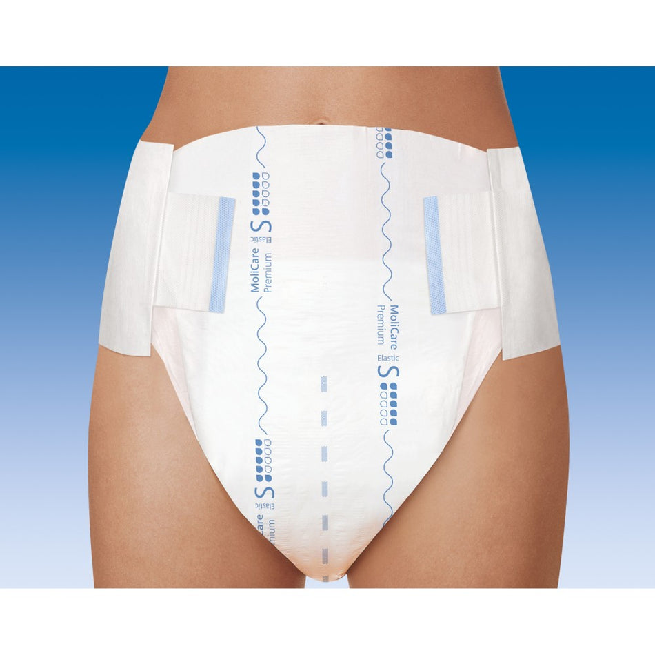 Ein Paket mit Molicare Premium Elastic Bezug, das sechs Tropfen Schutz zeigt. Auf der Vorderseite ist ein großes, farbenfrohes Molicare-Logo abgebildet. Es handelt sich um Inkontinenzunterwäsche in der Größe S. Der Hintergrund ist hell und neutral gestaltet, um das Produkt hervorzuheben. Die Verpackung ist sachlich und informativ mit gut lesbaren Textinformationen zu Tragekomfort und Saugfähigkeit.