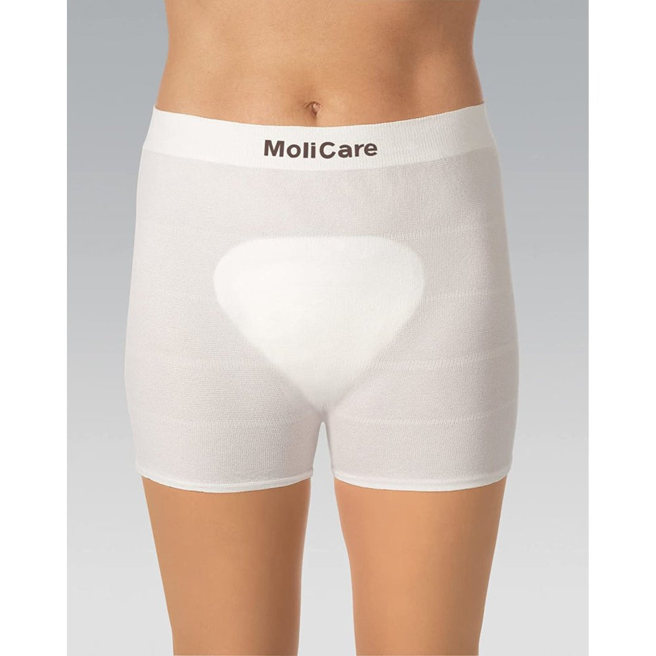 Bildbeschreibung: Ein Pack mit fünf MoliCare Premium Fixpants in Größe L. Die Fixpants sind in einer praktischen, transparenten Verpackung zu sehen, die einen klaren Blick auf die Produkte ermöglicht. Die Hosen bestehen aus einem elastischen, atmungsaktiven Material und sind in der klassischen Farbe Schwarz gehalten.