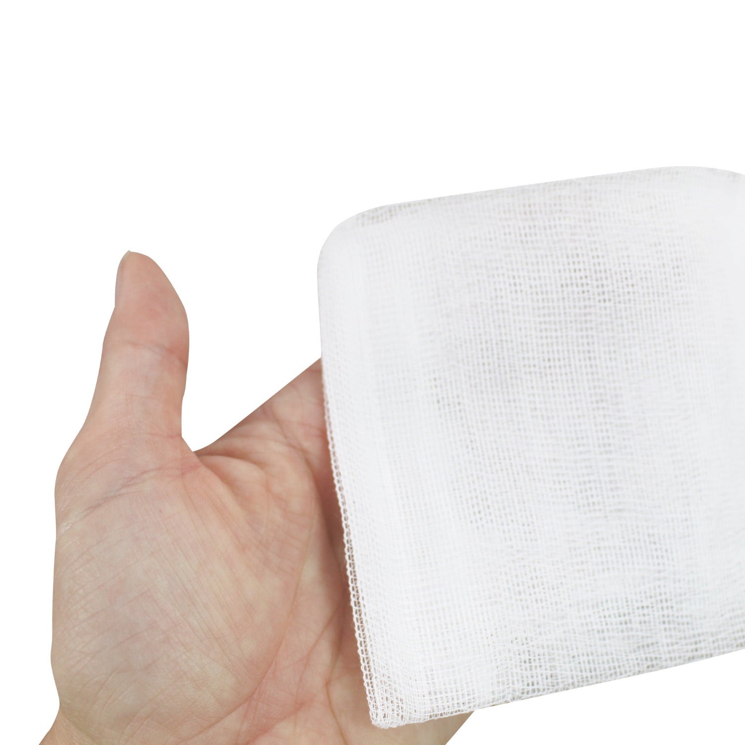 Hand hält Noba Mullkompresse 10 x 20 cm, flexible Anwendung.