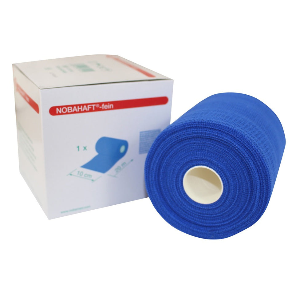 Das Bild zeigt eine Rolle elastischer, blauer Fixierbinde aus Mull, die für die medizinische Versorgung und Wundabdeckung verwendet wird. Die Binde ist im Mittelpunkt des Bildes platziert, dabei sind die Strukturen des Materials gut sichtbar. Sie hat eine fein gewebte Textur, die einen kompakten und flexiblen Eindruck vermittelt. Die Farben sind lebhaft, wobei das Blau dominiert. Der Hintergrund ist neutral gehalten, um die Aufmerksamkeit auf die Binde zu lenken.