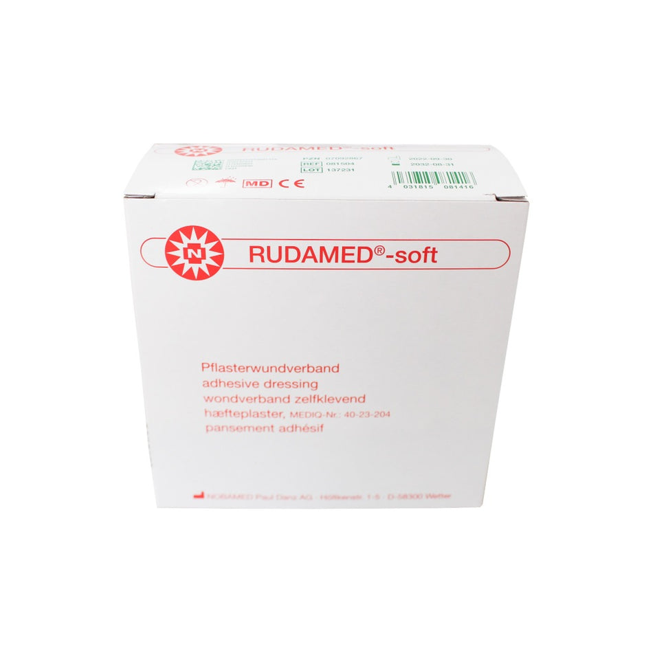 Ein medizinisches Hilfsmittel, genannt Noba Rudamed Soft, steht im Fokus. Es handelt sich um einen flexiblen, 4 cm breiten Bandage, die auf einer weißen Unterlage präsentiert wird. Die Bandage ist cremefarben, leicht transparent und hat eine glatte Textur. An einer Seite des Bildes sind die Produktinformationen klar lesbar, darunter die Breite von 4 cm und die Länge von 5 m. Der Hintergrund ist schlicht gehalten, um die Bandage hervorzuheben.