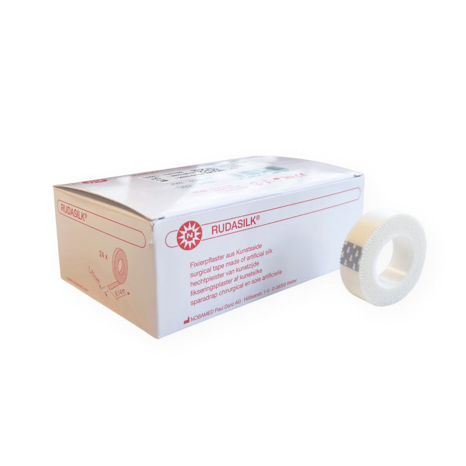 NOBAMED RUDASILK Fixierpflaster 1,25 cm – Produktbox mit Pflasterrolle auf weißem Hintergrund