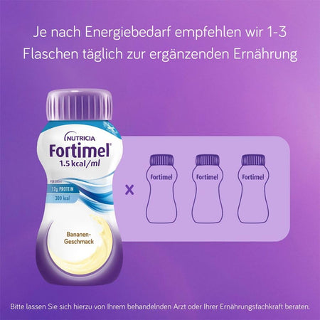 Fortimel 1.5 kcal/ml Banane vor lila Hintergrund mit Hinweis, je nach Energiebedarf 1 bis 3 Flaschen täglich zur ergänzenden Ernährung zu verwenden.