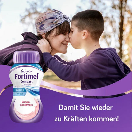Frau und Kind in Umarmung im Freien, Fortimel Compact Erdbeere im Vordergrund, Text: Damit Sie wieder zu Kräften kommen