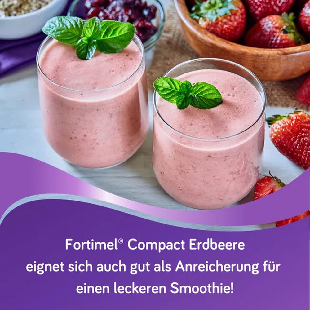 Zwei rosa Erdbeer-Smoothies in Gläsern mit Minze, Erdbeeren im Hintergrund, Fortimel Compact Erdbeere