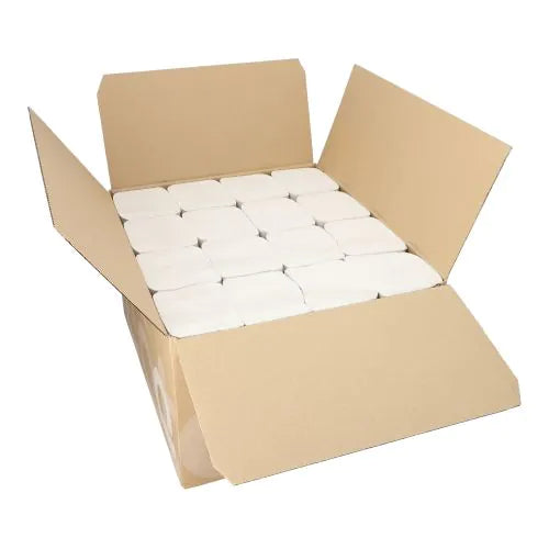 Geöffneter Karton mit mehreren Packungen weißer, gefalteter Papierhandtücher.