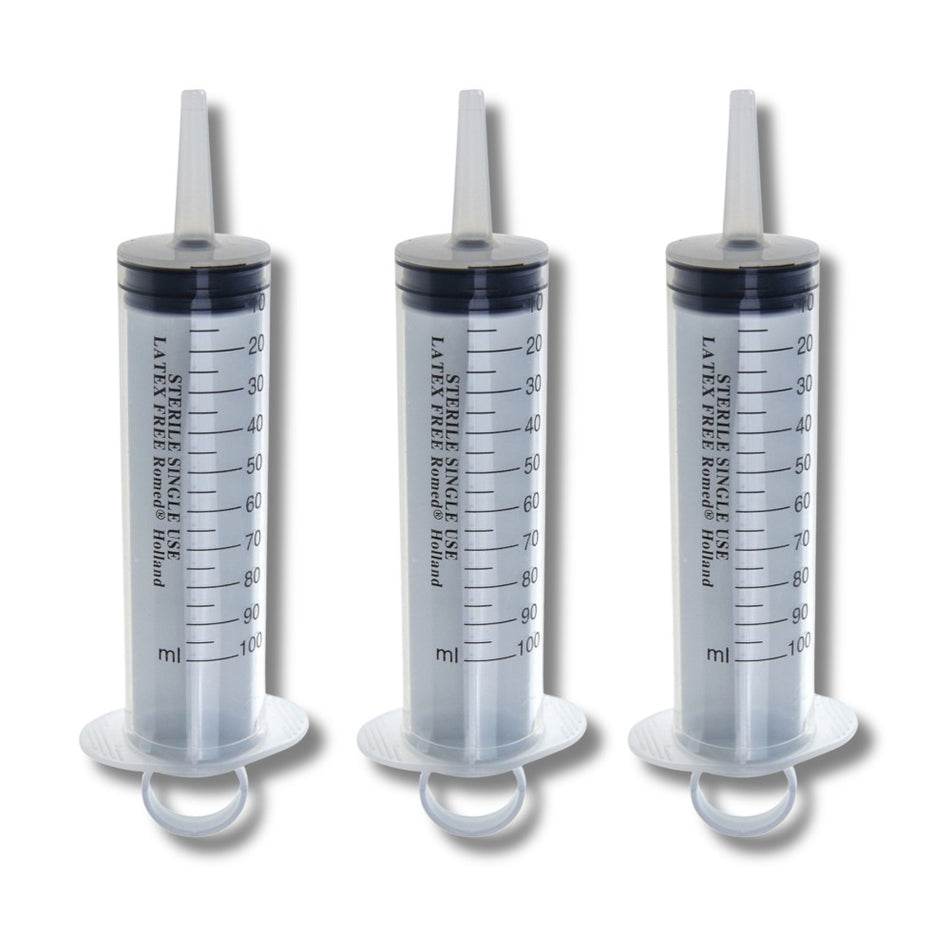 Drei Romed Wund- und Blasenspritzen à 100 ml, 3-teilig, mit Luer-Adapter. Sterile Einmalspritzen aus transparentem Kunststoff mit gut lesbarer Skalierung und ergonomischem Design.