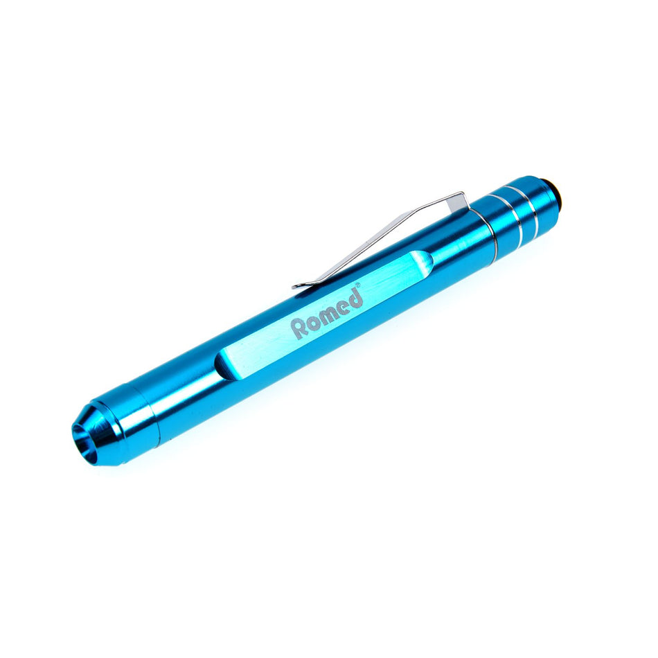 Romed Holland Diagnostikleuchte blau, Stiftform mit Metallclip, Schrägansicht von oben freigestellt