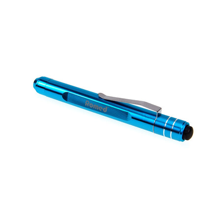Romed Holland Diagnostikleuchte blau, Stiftform mit Metallclip, Schrägansicht mit sichtbarer Leuchtöffnung