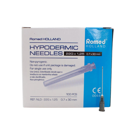 Romed Holland Einmalkanülen / Injektionskanülen 22G × 1,25 (0,7 × 30 mm), Vorderansicht der Verpackung mit Kanüle, 100 Stück.