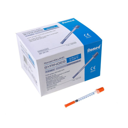 Verpackung mit Romed Insulin-Spritzen, 1 ml, 3-teilig, Einweg – inklusive einzelner Spritze mit oranger Kappe im Vordergrund.