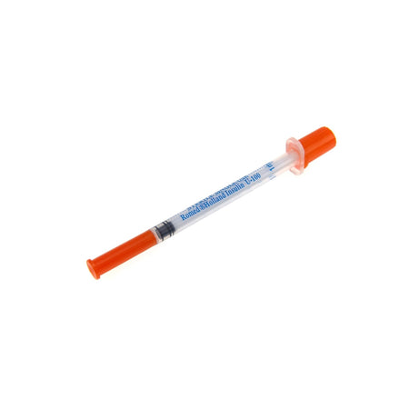 Einzelne Romed Insulin-Einmalspritze mit aufgesetzter oranger Schutzkappe auf weißem Hintergrund.