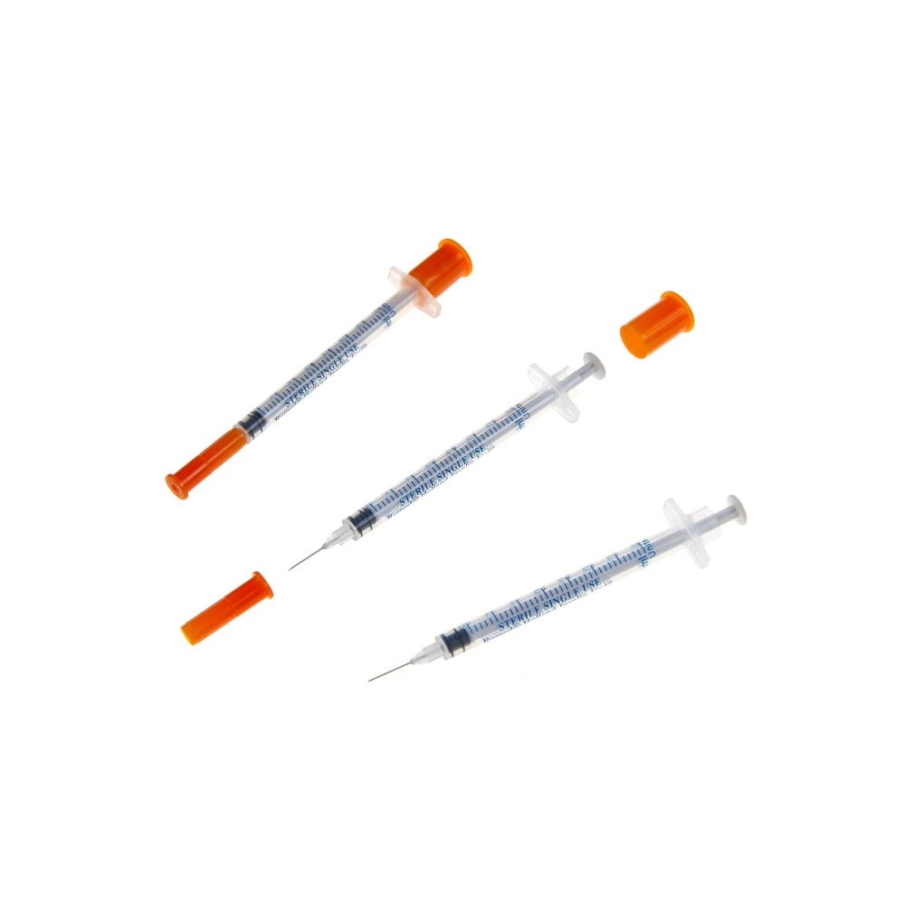 Drei Romed Insulin-Einmalspritzen, teilweise mit abgezogener Schutzkappe, schräg angeordnet auf weißem Hintergrund.