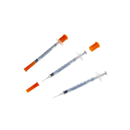 Drei Romed Insulin-Einmalspritzen, teilweise mit abgezogener Schutzkappe, schräg angeordnet auf weißem Hintergrund.