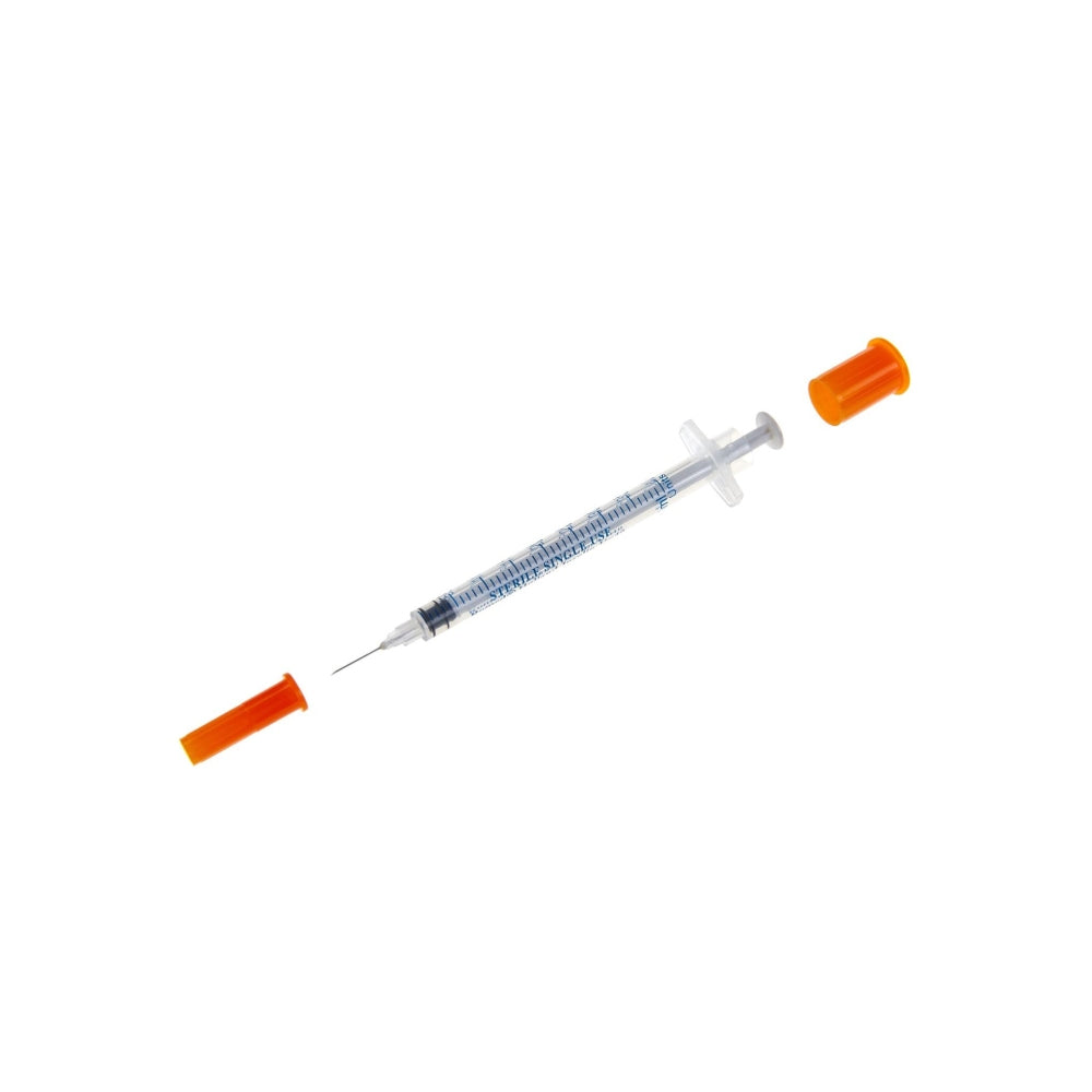 Romed Insulin-Einmalspritze mit entfernter Schutzkappe und sichtbarer Nadel – auf weißem Hintergrund freigestellt.