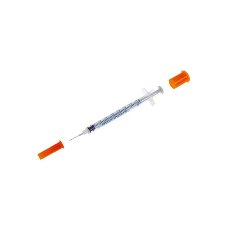 Romed Insulin-Einmalspritze mit entfernter Schutzkappe und sichtbarer Nadel – auf weißem Hintergrund freigestellt.