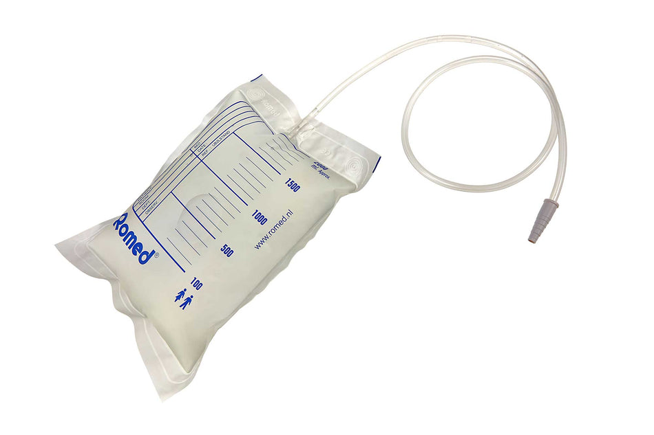 Bild eines 2-Liter-Romed Urinbeutels mit Standardausführung. Der Urinbeutel hat eine klare, durchsichtige Oberfläche, die die Füllmenge leicht ablesbar macht. An der Oberseite befindet sich ein breiter Auslass mit einer komfortablen, gelben Klemme zur flüssigkeitsdichten Verschlusskontrolle. Ein Haken an der Oberseite des Beutels ermöglicht eine einfache Befestigung. Die seitlichen Markierungen zeigen die maximale Füllhöhe.
