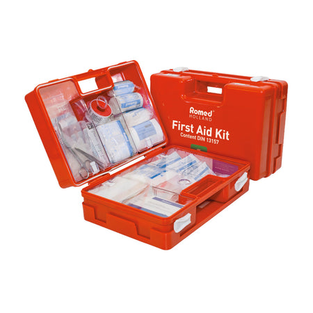 Romed Holland First Aid Kit DIN 13157, oranger Koffer geöffnet mit vollständigem Verbandmaterial-Inhalt