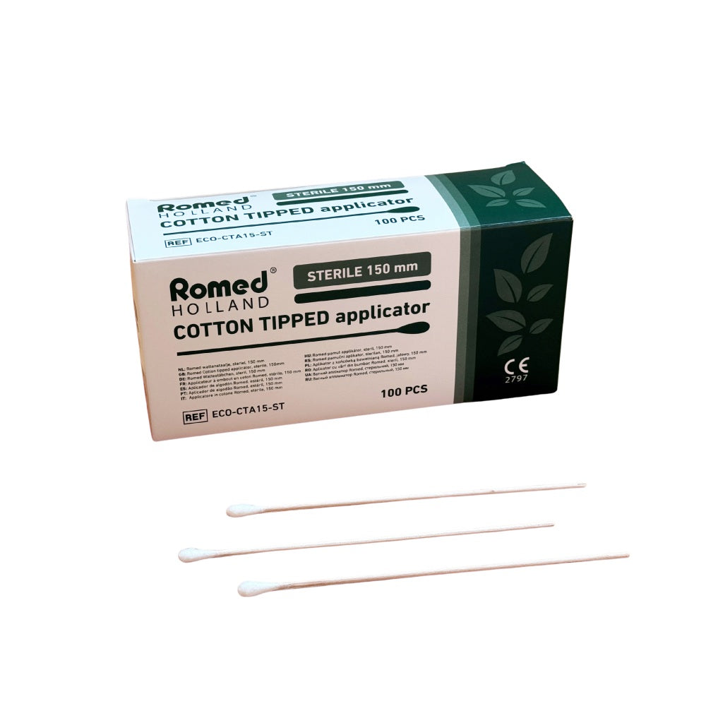 Eine 100er Packung der Romed Wattestäbchen. steril, 150 mm lang. Vor der Packung liegen drei der einseitigen Wattestäbchen.