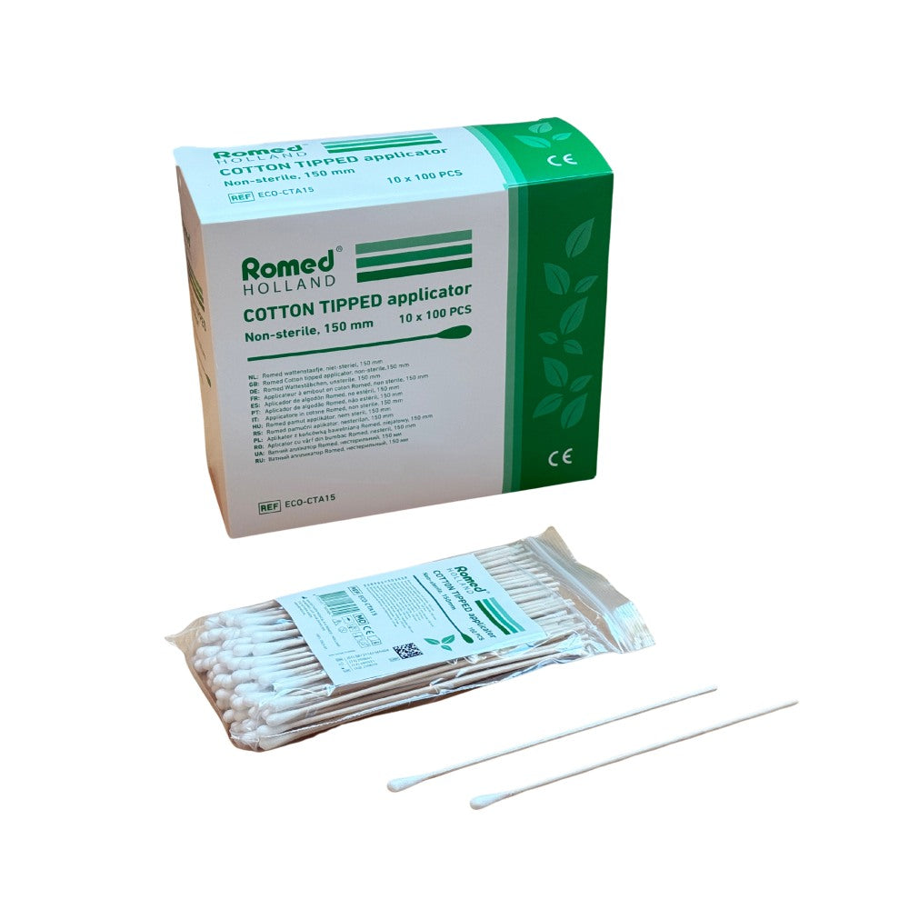 Eine 100er Packung der Romed Wattestäbchen. unsteril, 150 mm lang. Vor der Packung liegen zwei der einseitigen Wattestäbchen und ein 100er Pack in Folie verpackt.