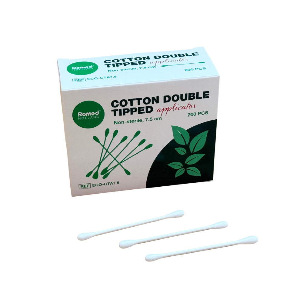 Eine 200er Packung der Romed Wattestäbchen. Unsteril, 75 mm lang. Vor der Packung liegen drei der zweiseitigen Wattestäbchen.
