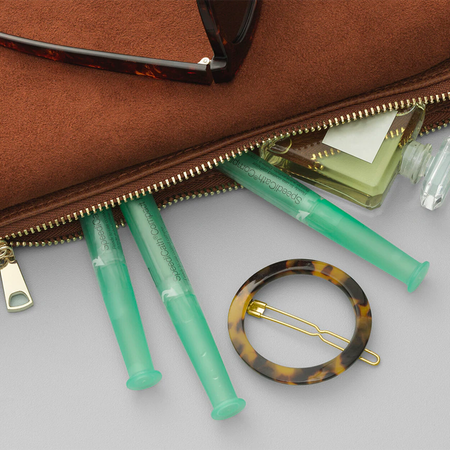 SpeediCath Katheter für Frauen, zu sehen in einer Handtasche für Frauen.