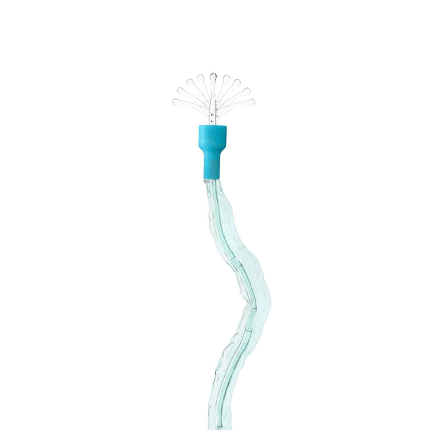 Produktbild eines SpeediCath Flex Katheters für Männer. Der Katheter ist in einer transparenten Verpackung zu sehen, die sich auf einem blassen, einheitlichen Hintergrund befindet. Der Katheter ist flexibel und bietet ergonomisches Design, ideal für die Anwendung bei Männern. Auf der Verpackung sind deutlich die Produktinformationen und das Logo des Herstellers zu erkennen.