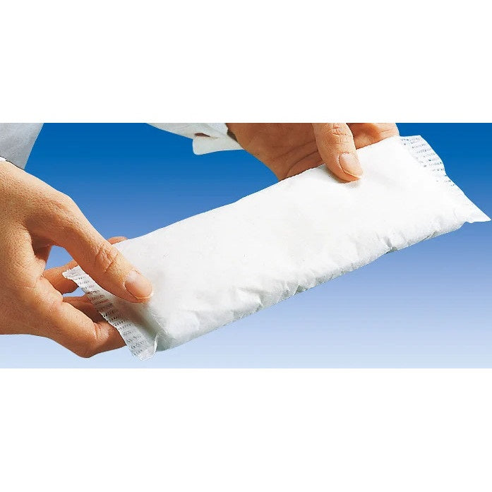 Nahaufnahme einer Hand, die eine weiße Strampelpeter Flockenwindel hält, vor blauem Hintergrund.