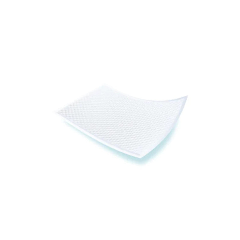 Ein Produktbild zeigt eine hygienische Bettschutzeinlage aus dem TENA-Sortiment. Die Einlage hat die Maße 60 x 90 cm und ist hellblau mit einer strukturierten Oberfläche. Sie ist auf einem weißen Untergrund ausgelegt, der die Produkteigenschaften hervorhebt. Die Ecken der Einlage sind leicht abgerundet, was auf eine einfache Handhabung hinweist.