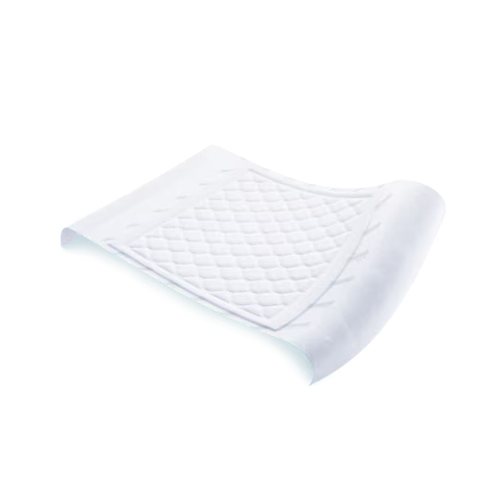 Ein Produktbild zeigt eine verpackte Unterlage von TENA mit Flügeln, die in der Mitte des Bildes prominent steht. Die Einlage ist hellblau und in einer transparenten Verpackung. Der Produktname "TENA Bed Plus" und die Maße "180x80cm" sind klar lesbar auf dem Verpackungsdesign. Im Hintergrund sind unscharfe, helle Farben zu sehen, die den Fokus auf das Produkt lenken. Die Verpackung ist von verschiedenen Perspektiven beleuchtet, wodurch die Details und Texturen der Unterlage gut sichtbar sind.