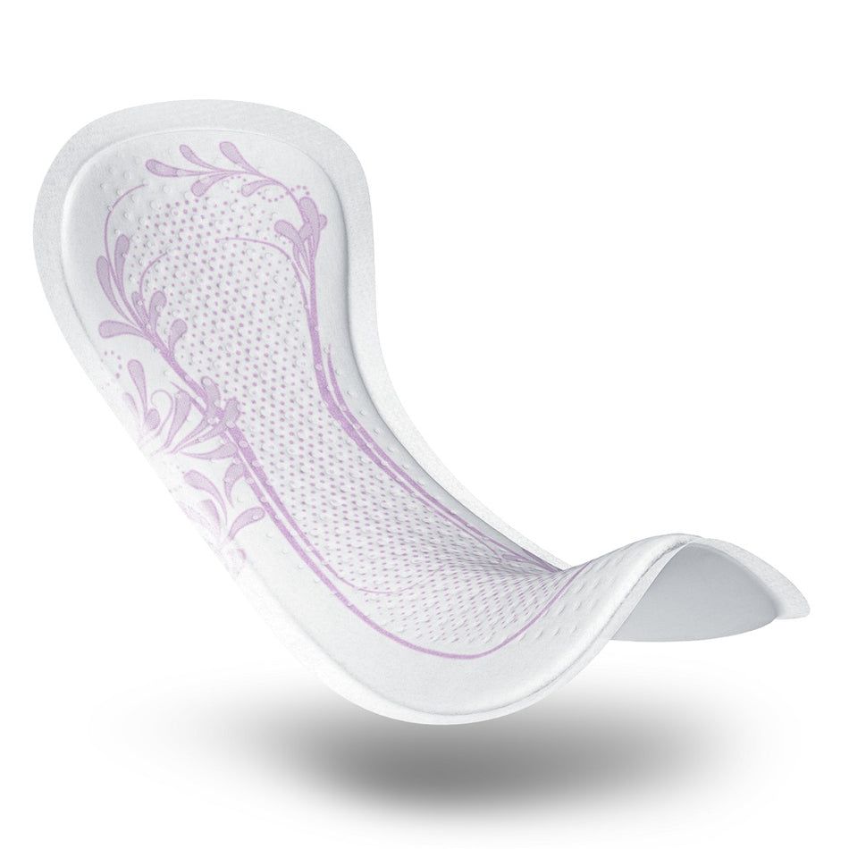 Eine Produktpackung von TENA Lady Discreet Mini, die kleine, feminine hygienische Einlagen für inkontinente Frauen darstellt. Die Packung ist in sanften Farben gehalten, hauptsächlich in Blau und Weiß, mit dem Produktnamen deutlich sichtbar in leserlicher Schrift. Neben der Packung sind Stichpunkte zur Funktionalität aufgelistet, wie „hohe Saugfähigkeit“ und „diskret und sicher“. Im Hintergrund ist ein subtiler, eleganter Musterakzent zu erkennen, der die feminine Ausrichtung des Produkts unterstreicht.