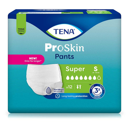 Das Bild zeigt eine Packung Tena ProSkin Pants Super in Größe S. Die Verpackung hat eine blaue Farbgebung mit weißen Akzenten und präsentiert das Produkt in der Mitte. Auf der Vorderseite sind eine Abbildung der Panty, das Produktlogo und einige visuelle Hinweise zu den Funktionen wie hohe Saugfähigkeit und angenehmen Tragekomfort zu sehen. Im Hintergrund sind weitere Details, die auf die Nutzung für Erwachsene mit Inkontinenz hinweisen.