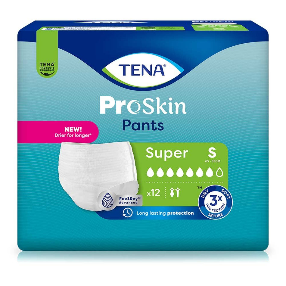 Das Bild zeigt eine Packung Tena ProSkin Pants Super in Größe S. Die Verpackung hat eine blaue Farbgebung mit weißen Akzenten und präsentiert das Produkt in der Mitte. Auf der Vorderseite sind eine Abbildung der Panty, das Produktlogo und einige visuelle Hinweise zu den Funktionen wie hohe Saugfähigkeit und angenehmen Tragekomfort zu sehen. Im Hintergrund sind weitere Details, die auf die Nutzung für Erwachsene mit Inkontinenz hinweisen.