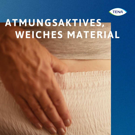 Das Bild zeigt eine Packung TENA ProSkin Pants Super in Größe S. Die Verpackung ist überwiegend in Weiß mit blauen und grünen Akzenten gestaltet. Auf der Vorderseite sind die Produktbezeichnung und die Größe deutlich abgebildet. Der Hintergrund zeigt illustrative Grafiken, die auf die hohe Saugfähigkeit und den Komfort der Pants hinweisen. In der oberen Ecke ist das Logo von TENA sichtbar. Die Packung ist in einer leicht transparenten, resealable Folie gehalten, was einen Teil der Produkte darin zeigt.