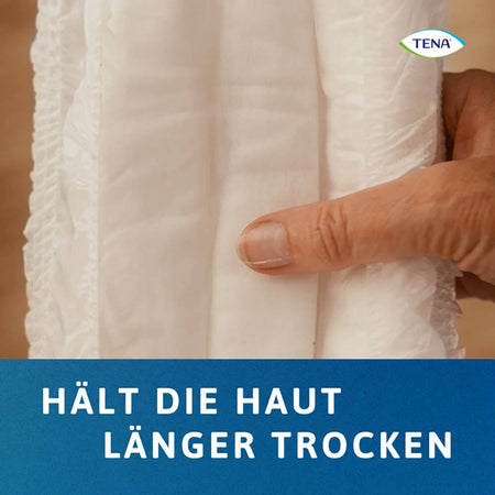 Produktbild einer Packung TENA ProSkin Pants Super Größe S. Die Verpackung ist überwiegend in Hellblau gehalten mit weißen und grünen Akzenten. Auf der Vorderseite sind das TENA-Logo sowie die Produktbezeichnung gut sichtbar. Zudem sind Symbole abgebildet, die auf die hohe Saugfähigkeit und den Komfort der Pants hinweisen. Die Packung ist mit abgerundeten Kanten gestaltet und hat eine transparente Sichtfenster-Öffnung, durch die die Produkte leicht erkennbar sind.