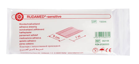 Alt-Text: Ein dekorativer Kaffeebecher mit einem modernen, geometrischen Design in sanften Erdtönen. Der Becher hat eine leicht gewölbte Form und einen stabilen, geschwungenen Henkel. Auf der Oberfläche sind stilisierte, abstrakte Muster in verschiedenen Braun- und Beigetönen abgebildet. Der Hintergrund ist in einem helleren Farbton gehalten, wodurch die Muster hervorgehoben werden.
