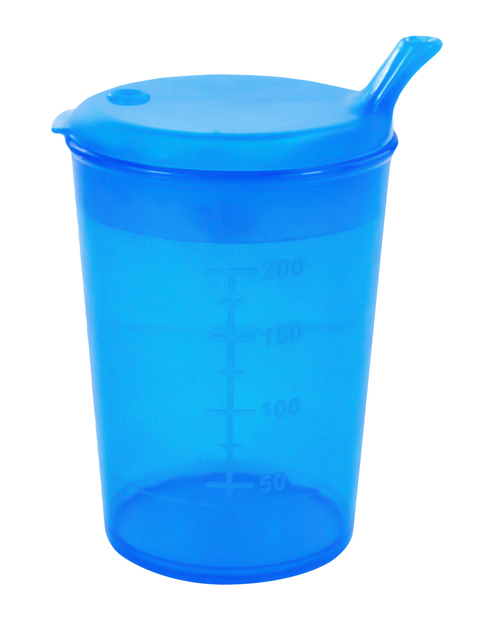 Blauer Schnabelbecher aus Kunststoff, ideal für Getränke. Der Becher besitzt eine kleine, gezielte Öffnung an der Schnauze, die ein kontrolliertes Trinken ermöglicht. Die Form des Bechers ist ergonomisch gestaltet und sorgt für eine bequeme Handhabung. Die transparente Seite zeigt den Füllstand an, während der Deckel sicher schließt. Perfekt für Patienten oder Kinder, die Unterstützung beim Trinken benötigen. Der Becher ist leicht zu reinigen und spülmaschinenfest.