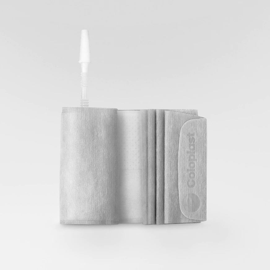 Ein eleganter, minimalistischer Rucksack aus schwarzem, strapazierfähigem Material mit grauen Akzenten, der sowohl für den Alltag als auch für Reisen geeignet ist. Der Rucksack verfügt über zwei verstellbare Schulterriemen, einen oberen Handgriff und ein Hauptfach mit Reißverschluss. Auf der Vorderseite befindet sich eine kleinere, mit Reißverschluss zu schließende Tasche. Innen ist der Rucksack mit einem gepolsterten Laptopfach und mehreren Steckfächern ausgestattet.