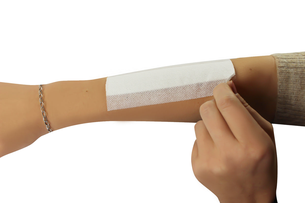 Das Produktbild zeigt eine elegante schwarze Handtasche aus Kunstleder, die sich durch ein schlichtes, modernes Design auszeichnet. Die Tasche hat eine strukturiert Oberfläche und ist mit goldfarbenen metallischen Akzenten versehen, darunter der praktische Reißverschluss und die seitlichen Verzierungen. Die Tragegriffe sind stabil und geflochten, was der Tasche eine stilvolle Note verleiht. Auf der Vorderseite befindet sich ein dezentes Markenlogo.