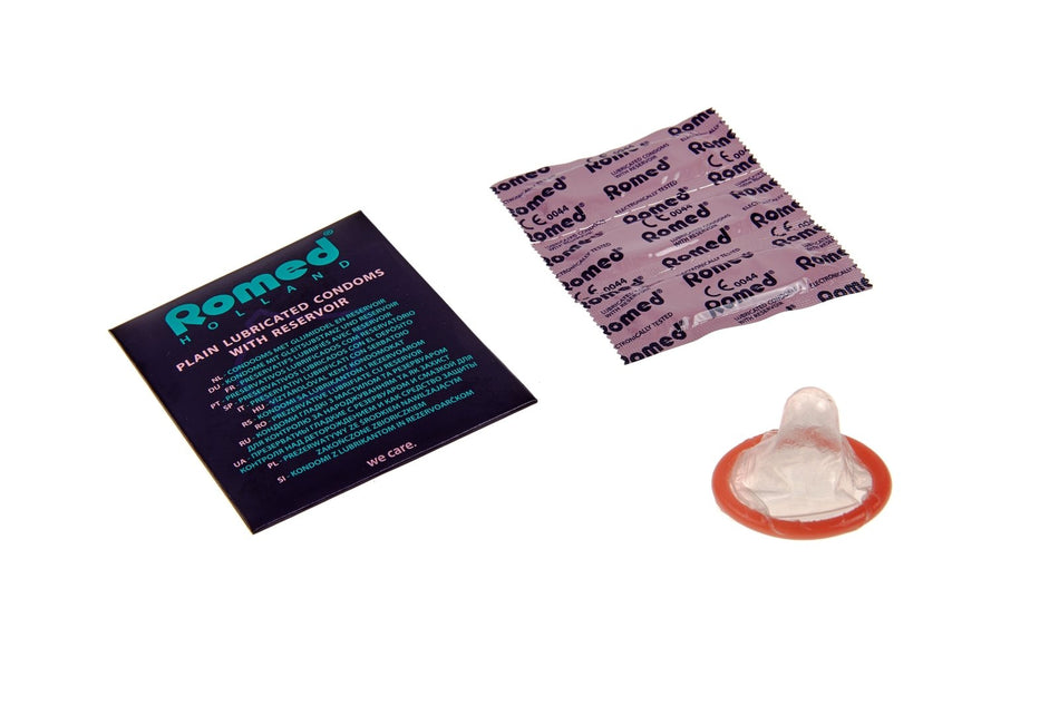 Bild eines Produkts mit 144 Romed-Kondomen, die in einer neutralen, weißen Verpackung präsentiert sind. Die Kondome sind transparent und mit Gleitmittel versehen, erkennbar an der glatten Oberfläche. Oben im Bild befindet sich das Produktlogo in klarer Schrift, während die Verpackung Informationen zu den Kondomen in mehreren Sprachen zeigt. Der Fokus liegt auf der sauberen und professionellen Präsentation der Kondome, die für Sicherheit und Schutz in intimen Momenten stehen.