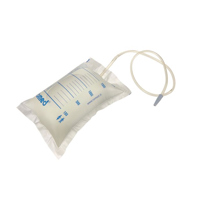 Ein 2-Liter-Urinbeutel mit Ventil, transparenter Kunststoff, vorne mit Skalierung für Volumenmessung. Der Beutel ist an der Oberseite mit einem flexibel geformten Schlauch und einem bequemen Aufhängegriff ausgestattet, um die Anbringung zu erleichtern. Es gibt eine Öffnung mit einem Sicherheitsventil, das hilft, Auslaufen zu verhindern. Auf der Beuteloberfläche sind verschiedene Symbole und Anweisungen für die Benutzung abgebildet. Der Hintergrund ist reinweiß, um den Fokus auf den Urinbeutel zu lenken.