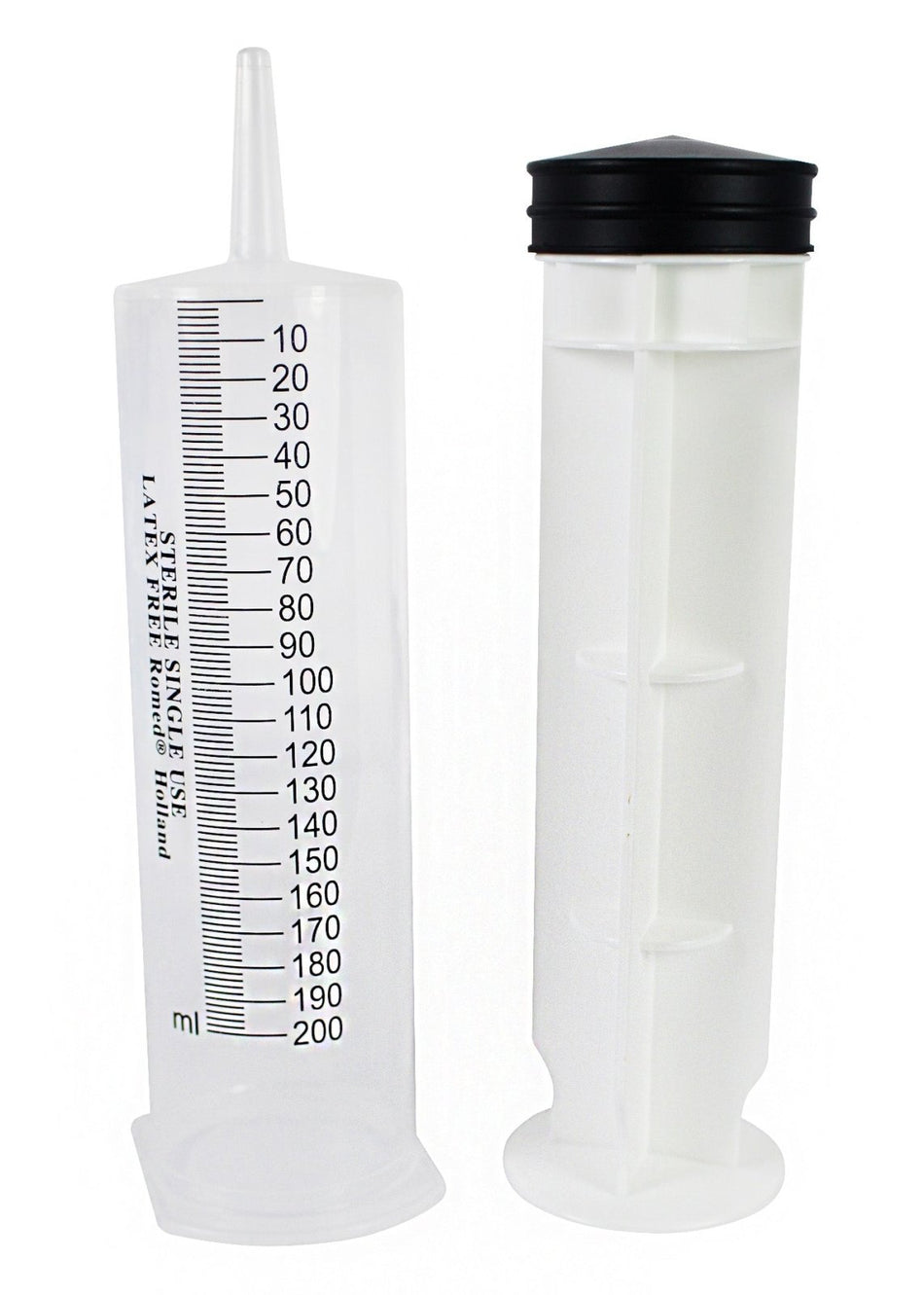 Detaillierte Abbildung einer Wundspritze in transparentem Kunststoff mit einem Luer-Anschluss, ideal für medizinische Anwendungen. Die Spritze hat eine Kapazität von 200 ml und ist in drei Teile zerlegbar: Spritzenkörper, Kolben und Luer-Spitze. Die Maße sind deutlich erkennbar, und die Markierungen auf dem Spritzenkörper ermöglichen eine präzise Dosierung. Die Oberfläche wirkt glatt und sauber, was auf eine hohe Verarbeitungsqualität hinweist.